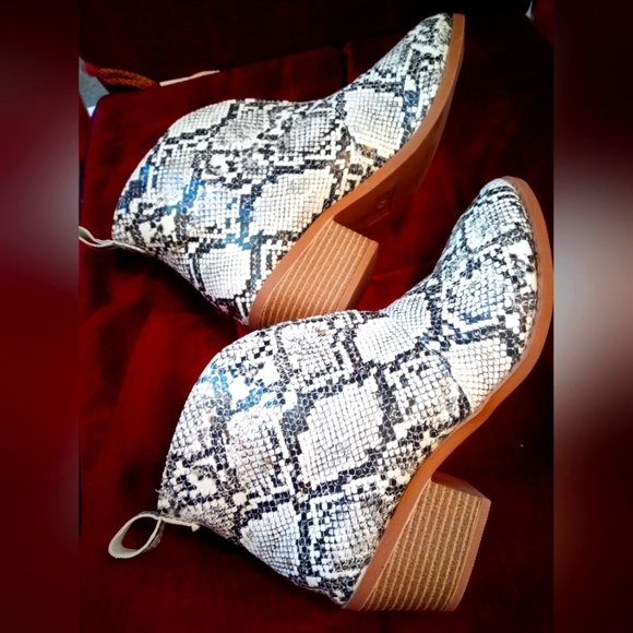 Snakeskin Ankle Boots - Black and White Brand New Size 9 - Picture 1 of 3